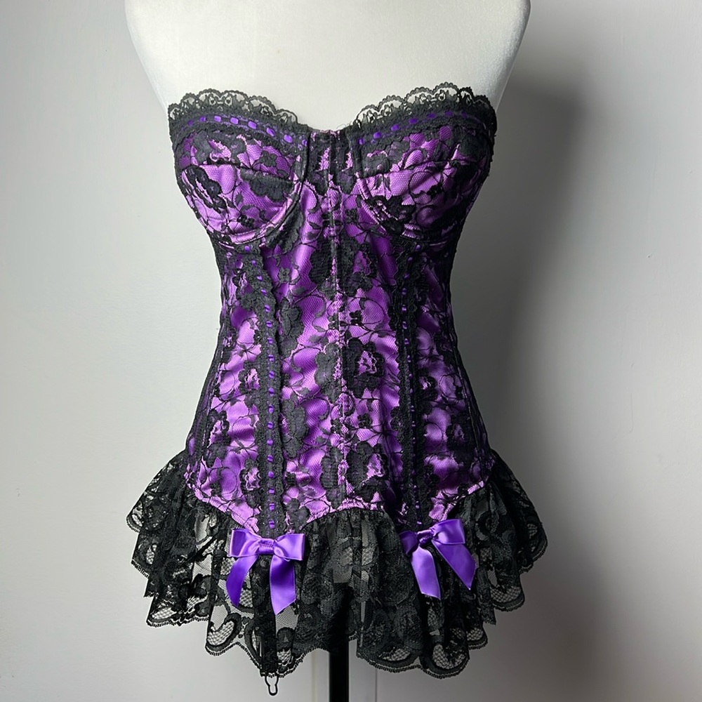 FREDERICK’S Elegant Purple and Black Lace Boned Corset Corsolette